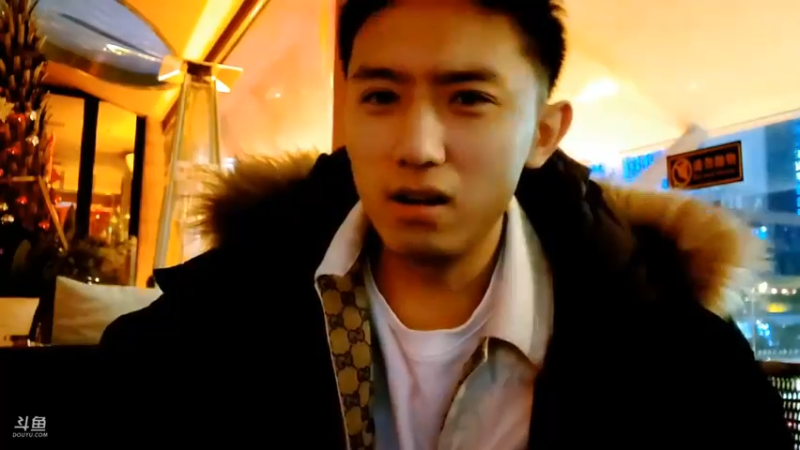 博哥在长沙游玩，吃着零食聊着天美滋滋