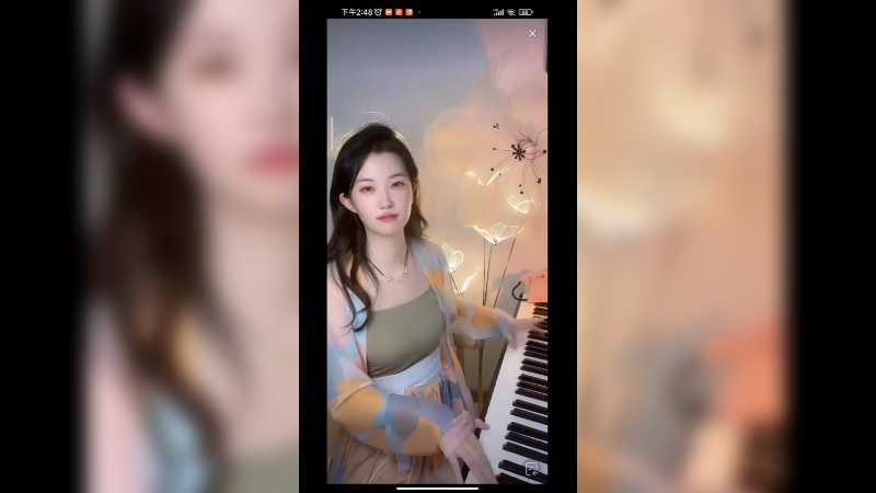 美女弹琴非常的从容，好看啊