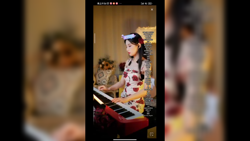 美女弹琴好认真，很漂亮的