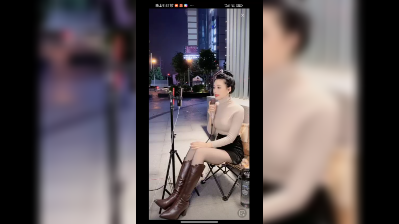 美女在户外唱歌真好听啊