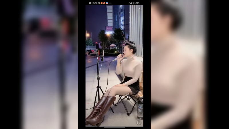 美女在户外唱歌很好听啊