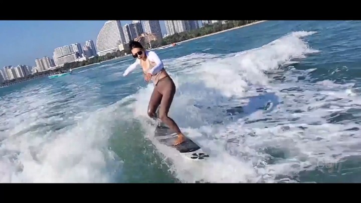 美女教练冲浪