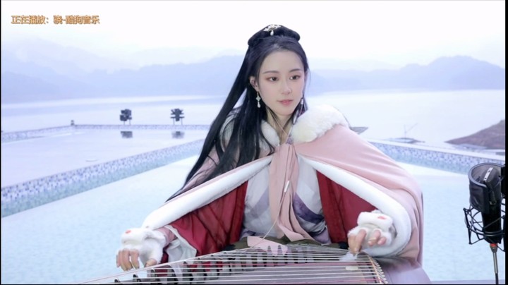 美女户外大雪 弹奏一曲《尧》