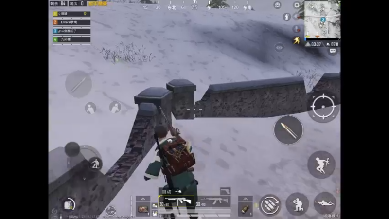 爬房顶的老六 差点爆头