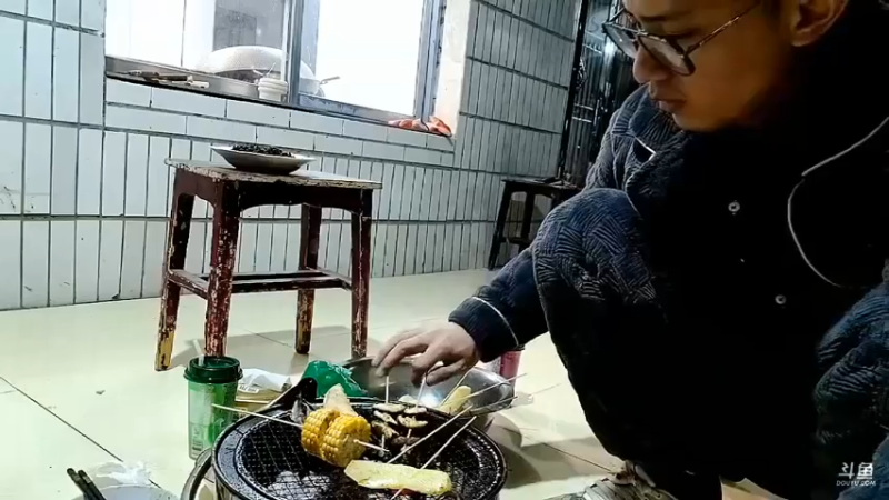 博哥在美女女朋友杏子老家直播做烧烤