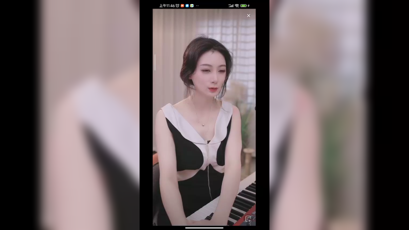 美女在家撸猫真好看