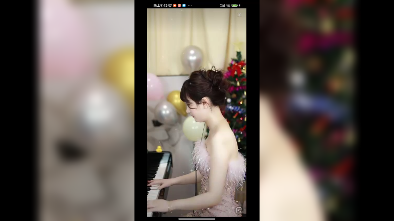 美女弹琴很好听，好看