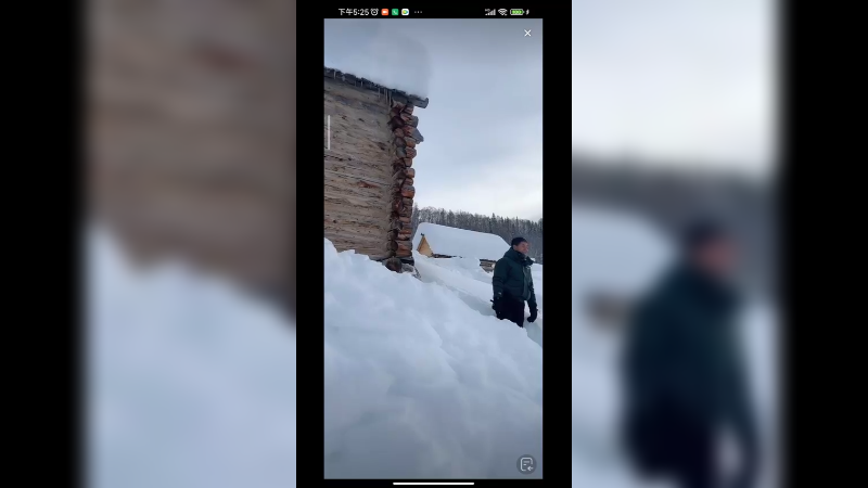 新疆西北部的小村落好大雪啊