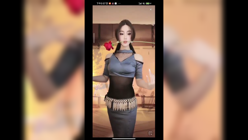 美女小姐姐跳舞很迷人啊