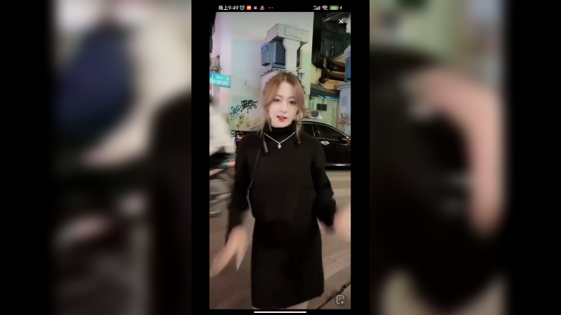 越南美女小姐姐在街边跳舞真好看啊