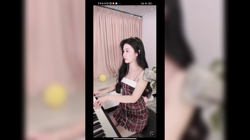 美女弹琴真好听，好优雅