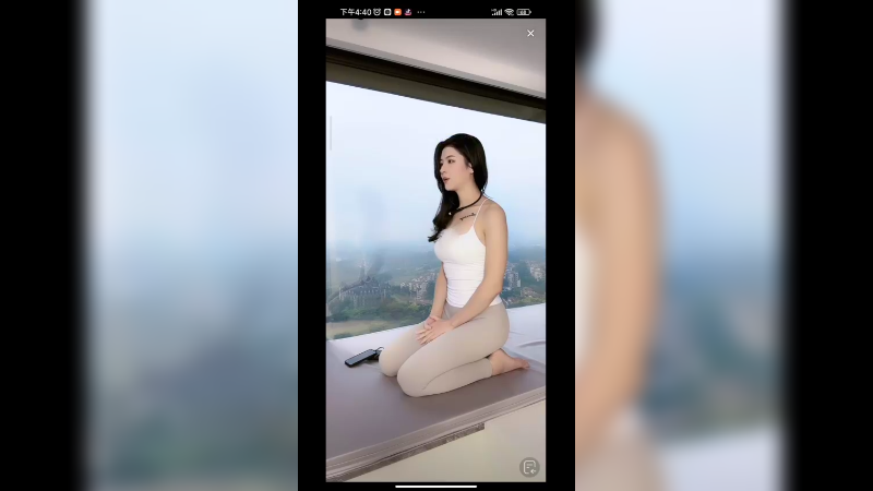 美女小姐姐在家健身，窗外风景好看啊