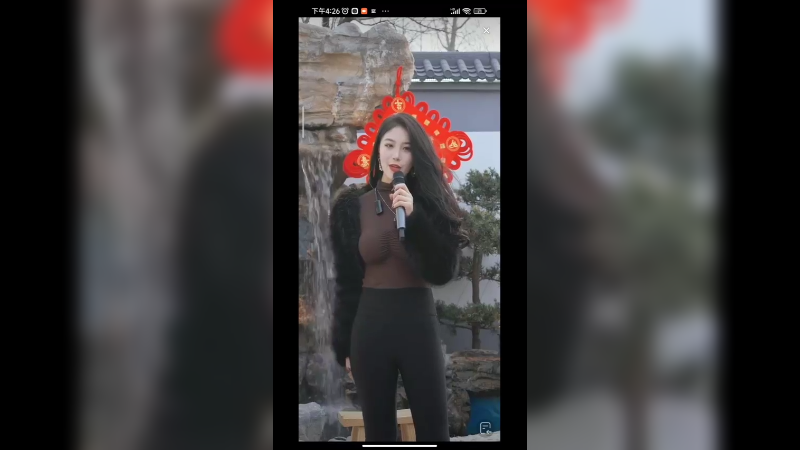 美女唱歌很好听，表情很丰富啊