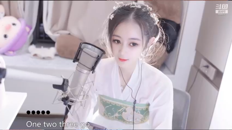 睡懵的小七大年初一直播聊天，穿古装好可爱