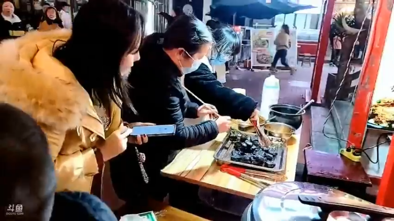 博哥和女友逛夜市，真快乐啊