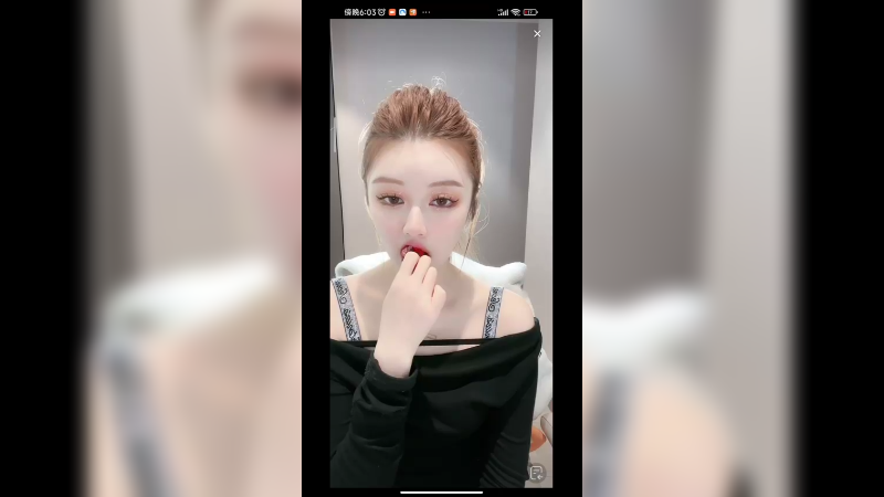 美女直播吃草莓，真快乐啊