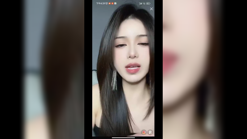 美女小姐姐自己和自己找话说，真是个人才啊