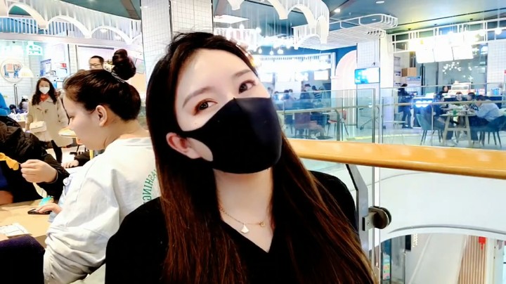 美女小姐姐吃东西很快，大家说再来一碗啊