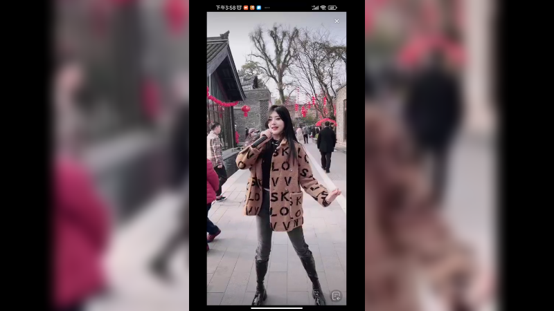 美女小姐姐在郴州长卷唱歌很好听