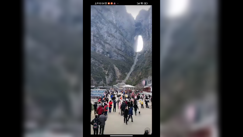 过年大家来张家界天门山旅游，非常热闹啊