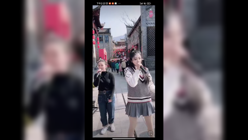 美女带着妹妹在郴州户外唱歌很好看