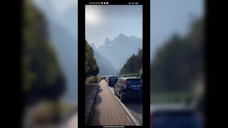 春节很短人来天门山看天门洞，路上停车很多