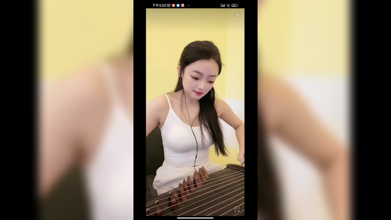 美女弹古筝很认真，非常可爱啊