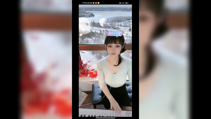 小姐姐在家弹琴好可爱啊