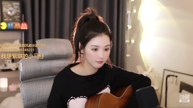 美女学姐直播弹吉他，很认真，不太熟练但是可爱啊