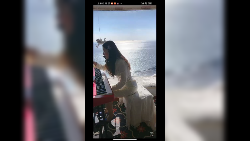 美女在青岛海边弹琴真好看啊