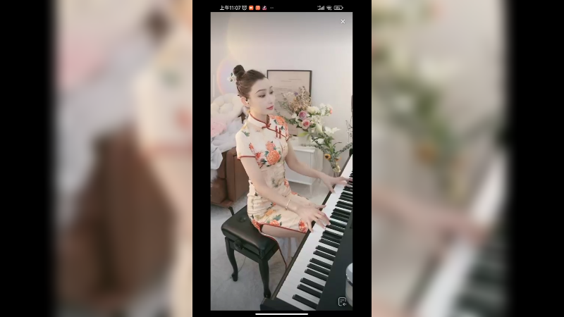 美女穿旗袍弹琴很优雅啊