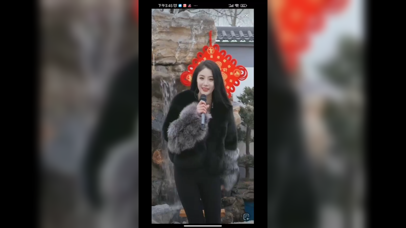 美女小姐姐在户外唱歌真好听，好有活力啊