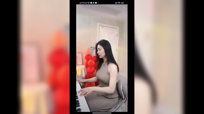 美女在家弹琴真好听，好认真的