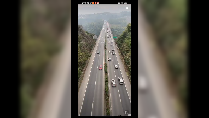 从高空俯瞰高速路，车多就是堵啊