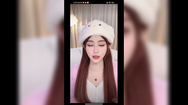 美女小姐姐戴帽子在家直播，可爱