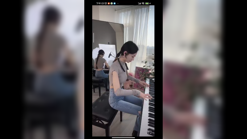 小姐姐在家弹琴好认真，身材好看啊