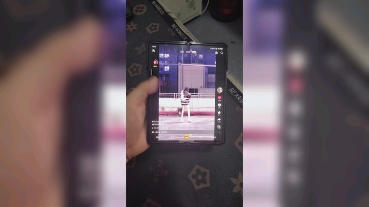 三十年河东三十年河西，谁行谁用折叠屏。