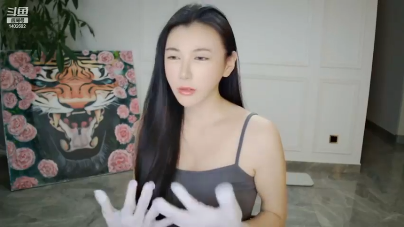 美女想出去玩但是不知道去哪里