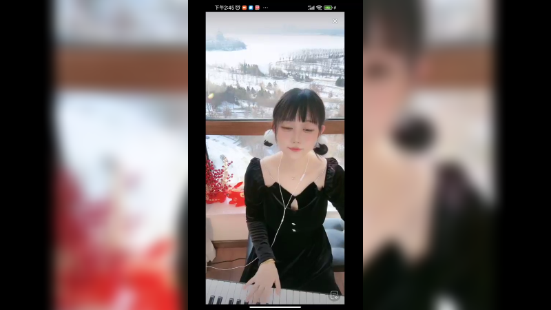 美女在家弹琴很好听，今天发型可爱