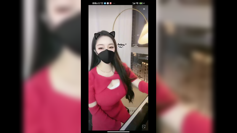 美女戴口罩还是挡不住美啊