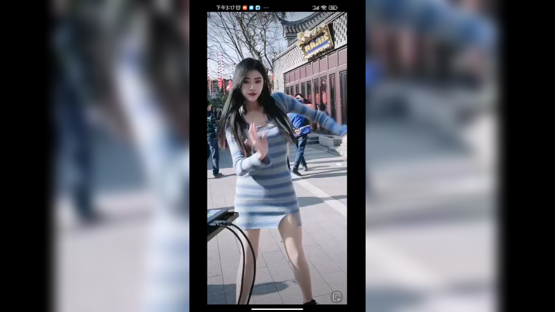 美女在郴州唱歌很好听，后面大哥跳舞可以