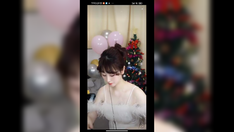 小姐姐肤白貌美，弹琴好听的