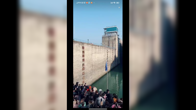 看轮船过葛洲坝