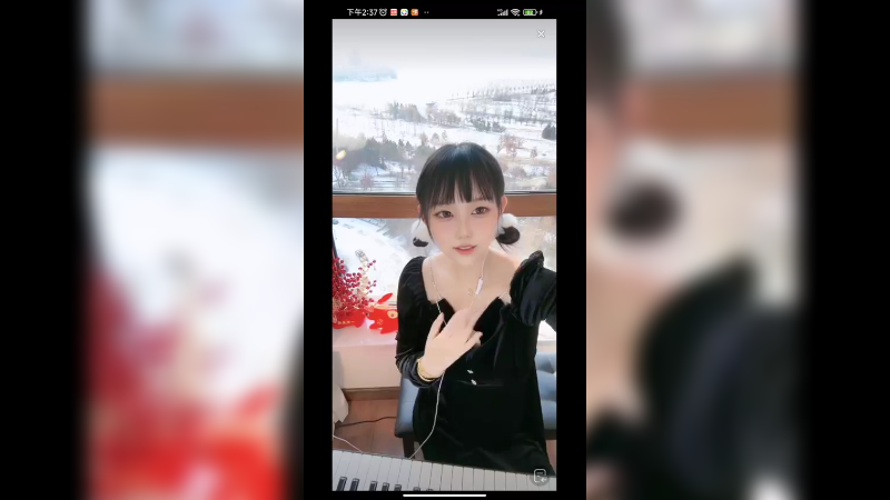 美女认真的弹琴，真的好听