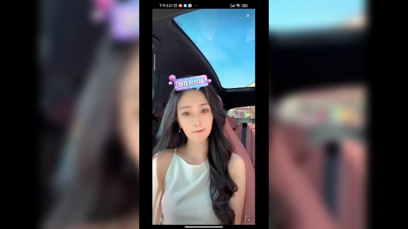 美女对自己颜值自信，素颜也好看啊