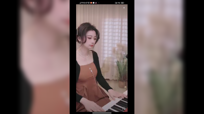 美女不说话的时候弹琴很淑女啊