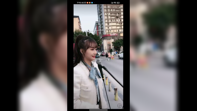 四川达州美女在街边直播，好看的