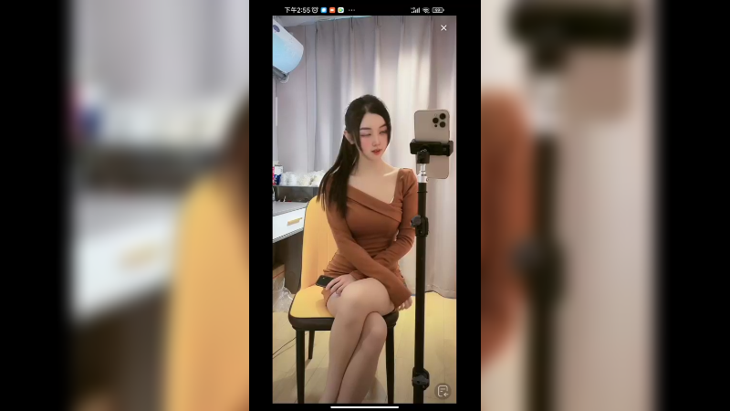 美女坐着直播聊天，身材真好看啊