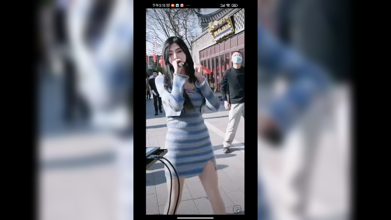 美女在户外唱歌，需要不害羞才好啊