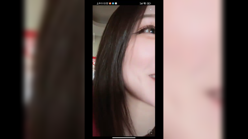 美女在家和妈妈聊天很有意思